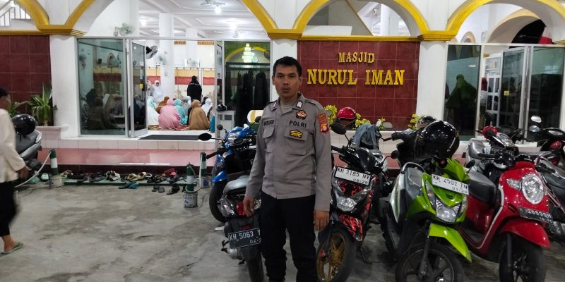 Polresta Palangka Raya Jaga Kamtibmas saat Salat Tarawih di Masjid Nurul Iman