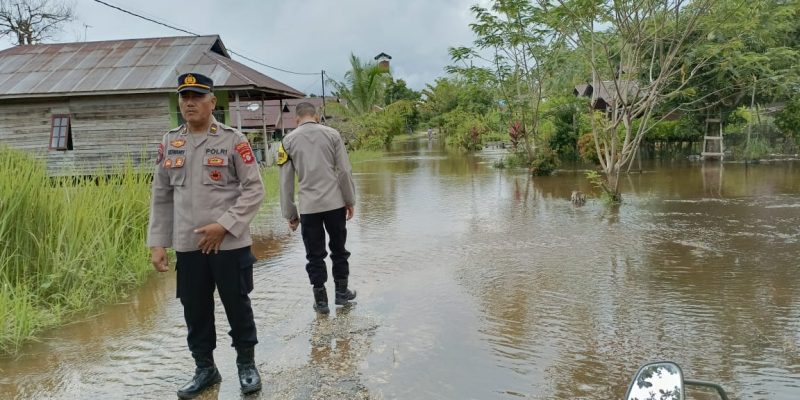 Polsek Bukit Batu Tinjau Kondisi Luapan DAS Rungan di Kawasan Jalan Ramses