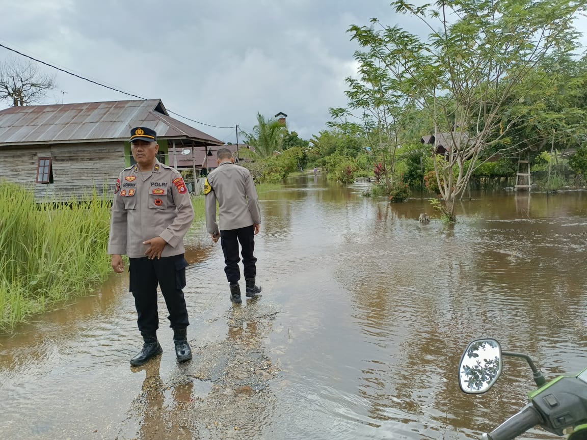 Polsek Bukit Batu Tinjau Kondisi Luapan DAS Rungan di Kawasan Jalan Ramses