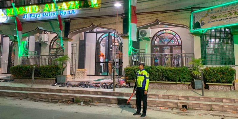 Polresta Palangka Raya Jaga Kamtibmas dan Kamseltibcar Lalu Lintas saat Salat Tarawih di Masjid Al-Azhar