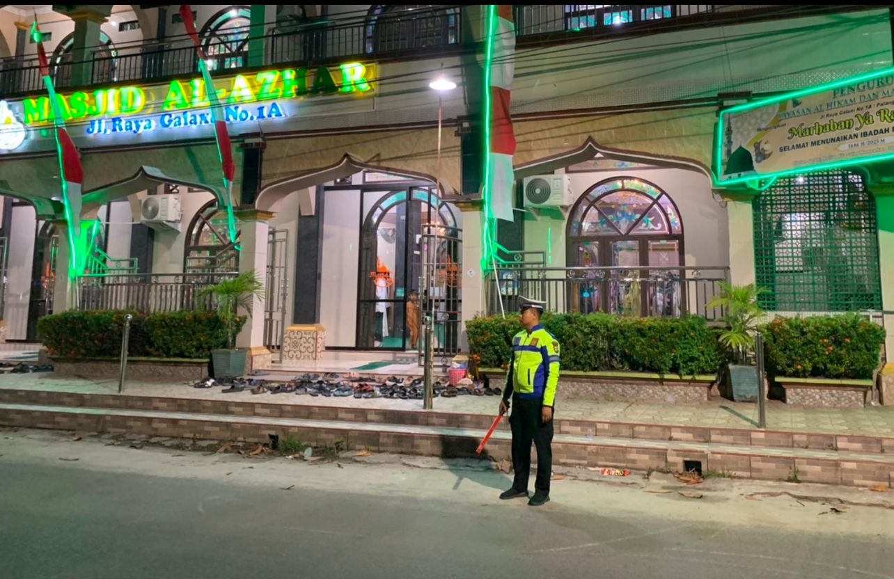 Polresta Palangka Raya Jaga Kamtibmas dan Kamseltibcar Lalu Lintas saat Salat Tarawih di Masjid Al-Azhar