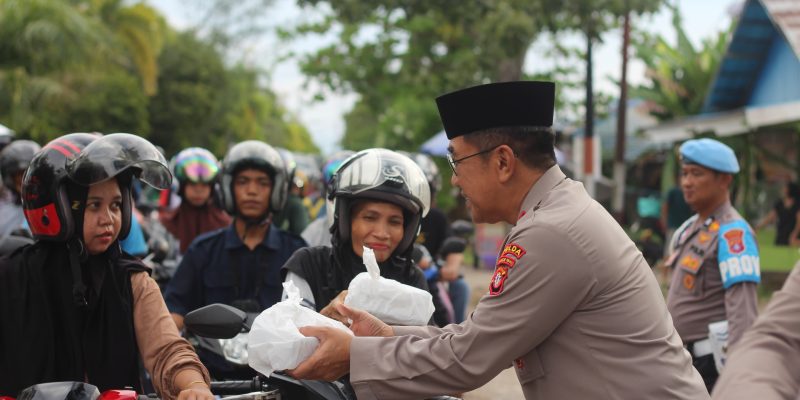 Safari Ramadan di Polres Kapuas, Kapolda Kalteng Turun Langsung Bagikan Takjil Ke Masyarakat