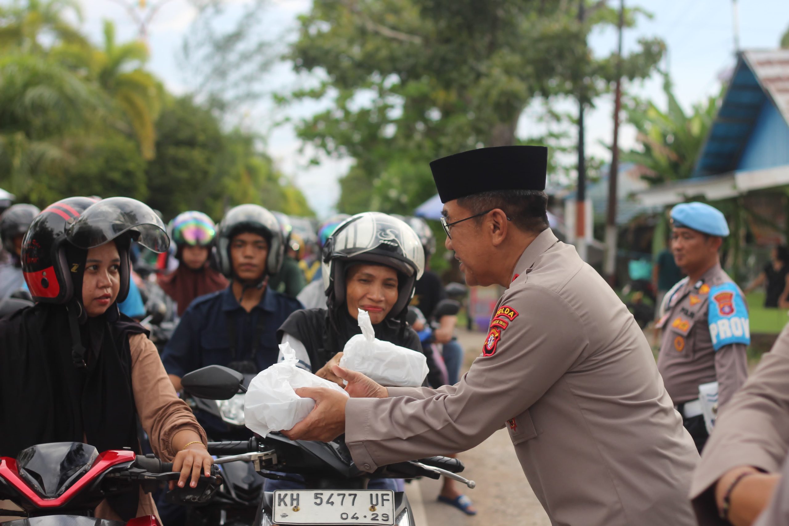 Safari Ramadan di Polres Kapuas, Kapolda Kalteng Turun Langsung Bagikan Takjil Ke Masyarakat