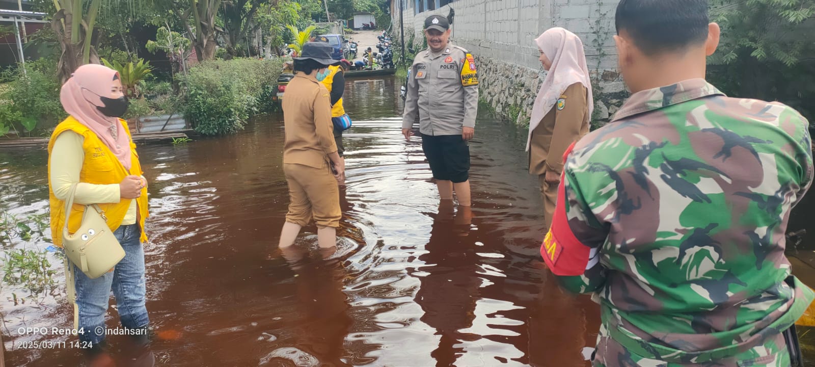 Bhabinkamtibmas Kelurahan Palangka Laksanakan Pemantauan Debit Air dan Berikan Himbauan kepada Warga