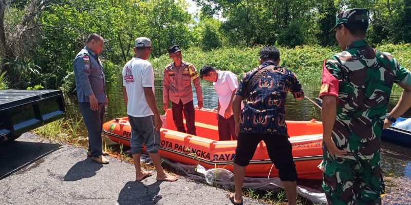 Bhabinkamtibmas Kelurahan Petuk Katimpun Monitoring Dampak Banjir dan Serah Terima Perahu Karet