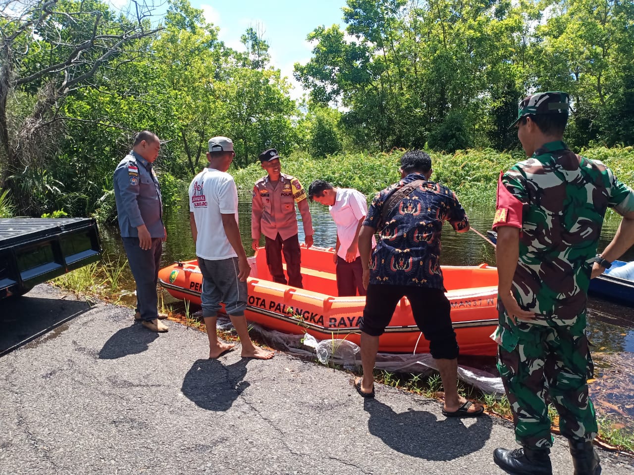 Bhabinkamtibmas Kelurahan Petuk Katimpun Monitoring Dampak Banjir dan Serah Terima Perahu Karet
