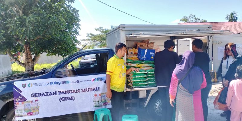 Bhabinkamtibmas Petuk Katimpun Kawal Gerakan Pangan Murah dari Pemko Palangka Raya