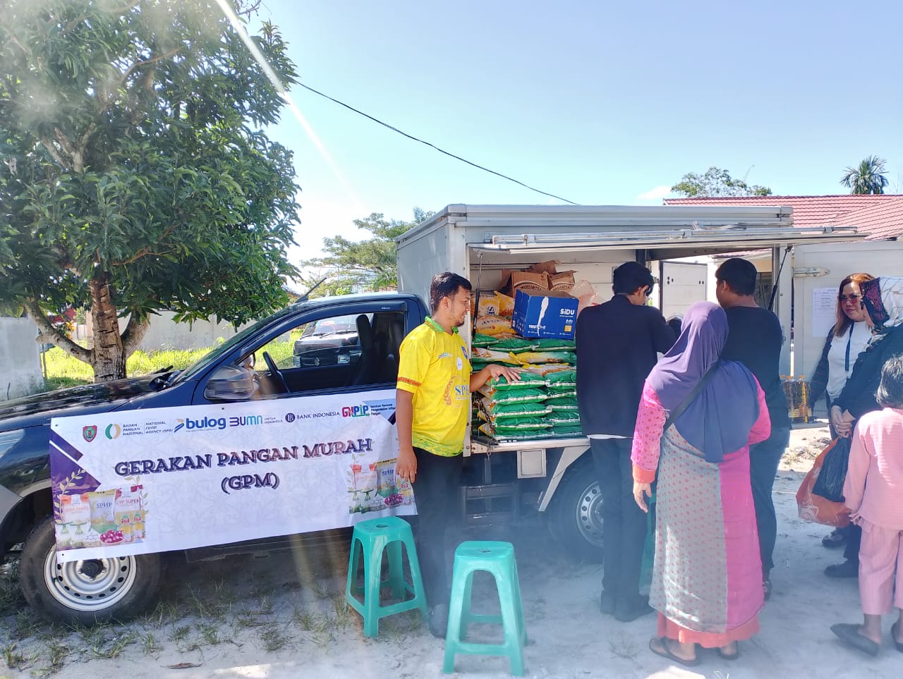 Bhabinkamtibmas Petuk Katimpun Kawal Gerakan Pangan Murah dari Pemko Palangka Raya