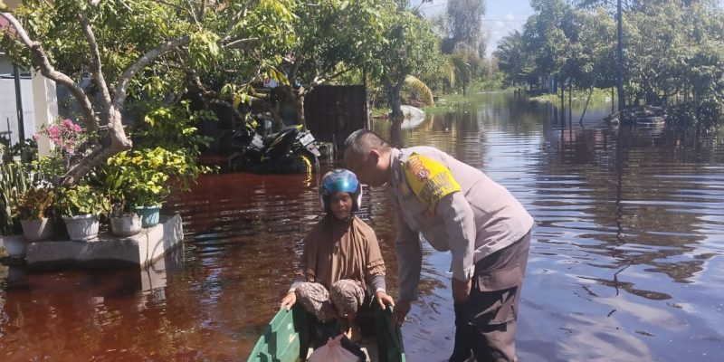 Bhabinkamtibmas Kelurahan Bukit Tunggal Cek Banjir dan Imbau Warga Tetap Waspada