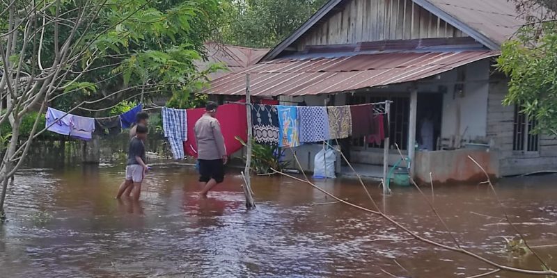 Siaga Banjir, Polsek Bukit Batu Tinjau Luapan Air di Tumbang Tahai