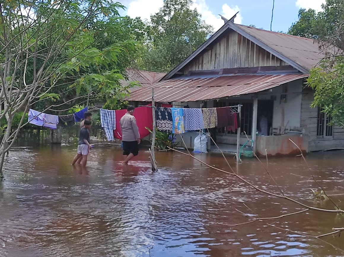 Siaga Banjir, Polsek Bukit Batu Tinjau Luapan Air di Tumbang Tahai