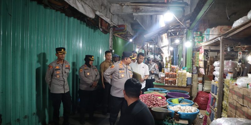 Selain Sembako, Kapolresta Palangka Raya Datangi Toko Emas di Pasar Besar