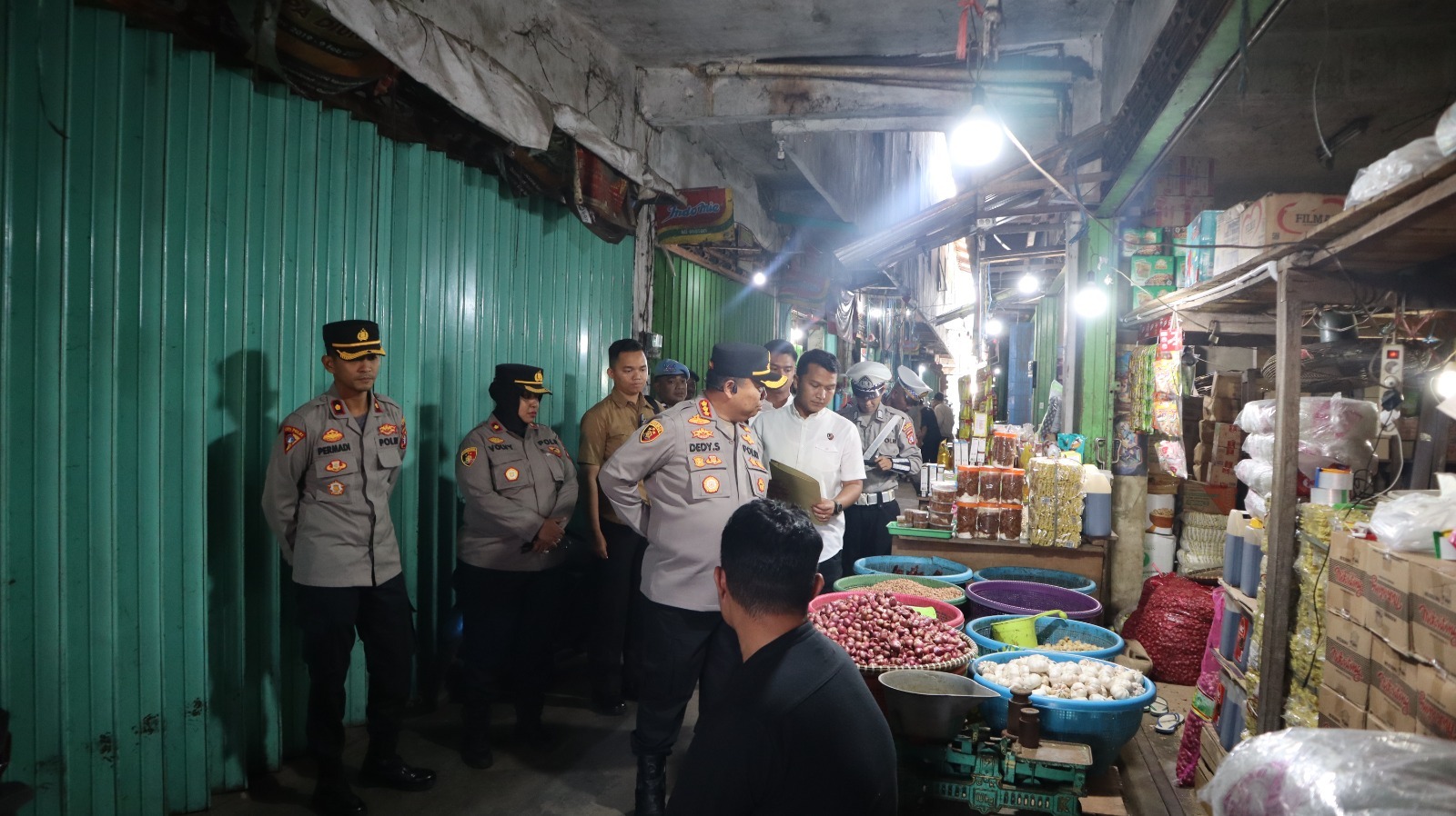 Selain Sembako, Kapolresta Palangka Raya Datangi Toko Emas di Pasar Besar