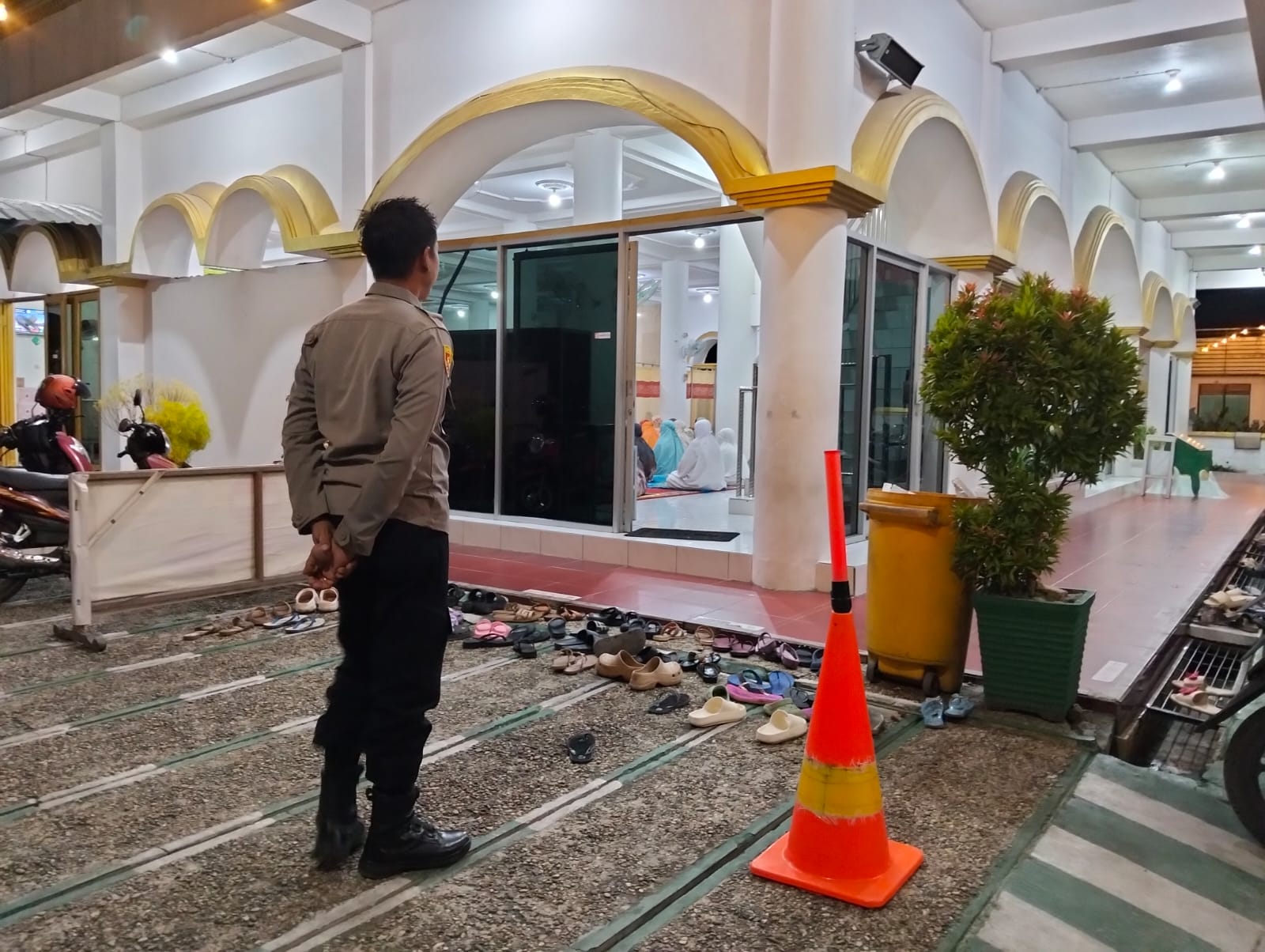 Jaga Kamtibmas Ramadhan, Polresta Palangka Raya Lakukan Pam Salat Tarawih di Masjid Nurul Iman