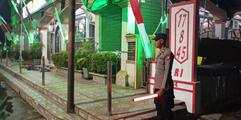 Polresta Palangka Raya Lakukan Pam dan Atur Arus Lalin saat Salat Tarawih di Masjid Al-Azhar