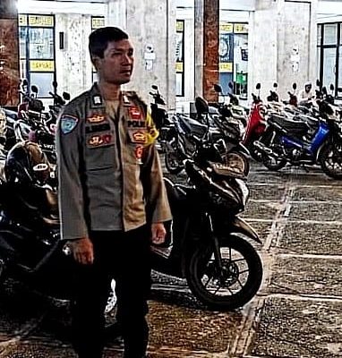 Personel Polsek Pahandut Laksanakan Pengamanan Sholat Tarawih di Masjid Nurul Islam Palangka Raya