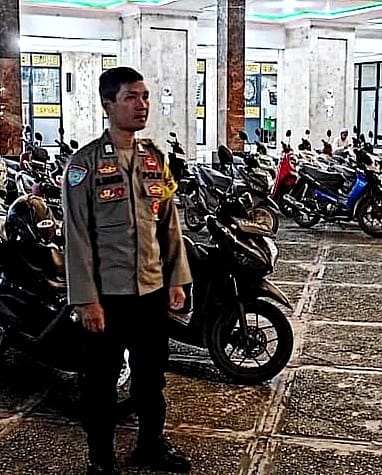 Personel Polsek Pahandut Laksanakan Pengamanan Sholat Tarawih di Masjid Nurul Islam Palangka Raya