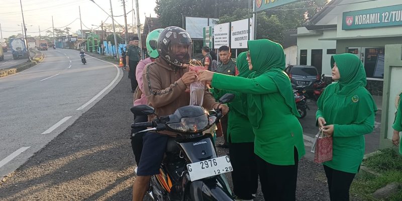 Berkah Ramadhan Koramil 12/Tulis Berbagi Takjil Untuk Berbuka Puasa