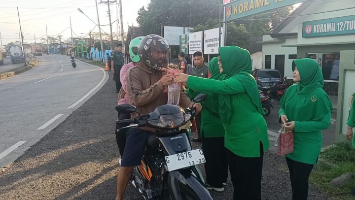 Berkah Ramadhan Koramil 12/Tulis Berbagi Takjil Untuk Berbuka Puasa