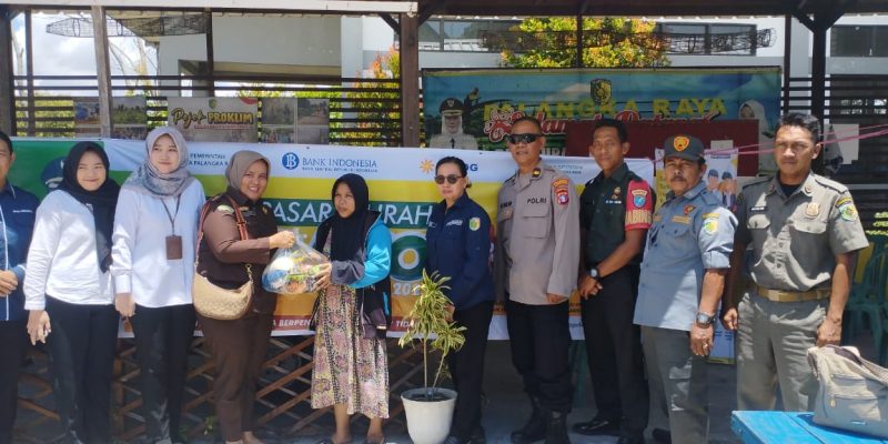 Babinsa Koramil 1016-01/Phd Monitoring Kegiatan Pasar Murah