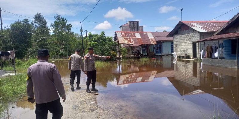Siap Siaga Banjir, Polsek Bukit Batu Tinjau Kondisi Luapan DAS Rungan di Kawasan Jalan Ramses