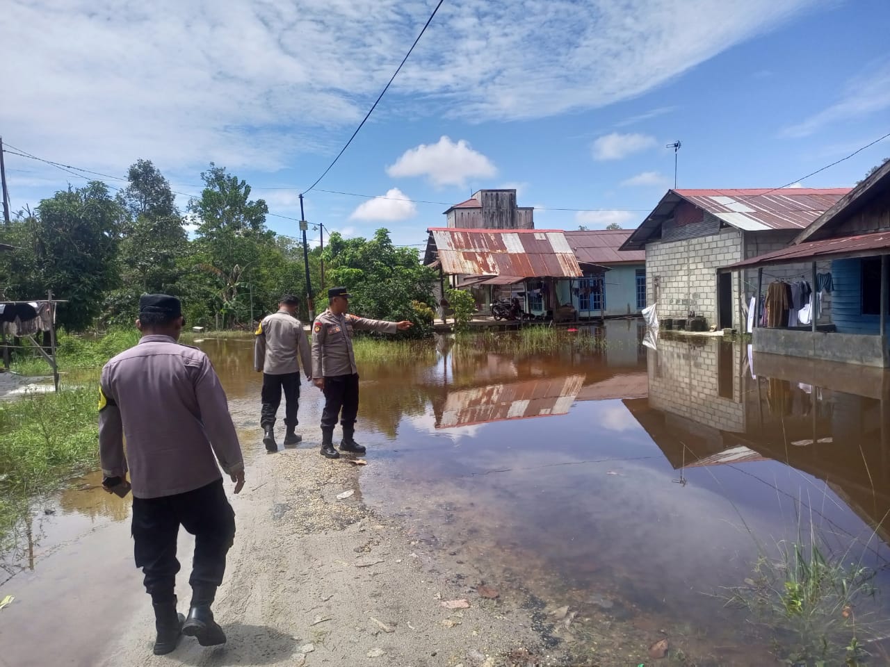 Siap Siaga Banjir, Polsek Bukit Batu Tinjau Kondisi Luapan DAS Rungan di Kawasan Jalan Ramses