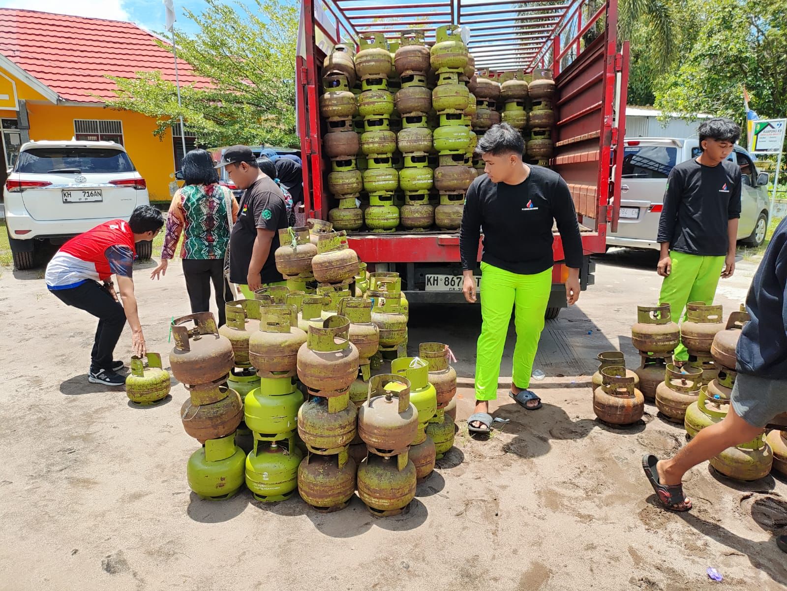 Polsek Sabangau Gelar Pam Operasi Pasar Elpiji di Kelurahan Sabaru