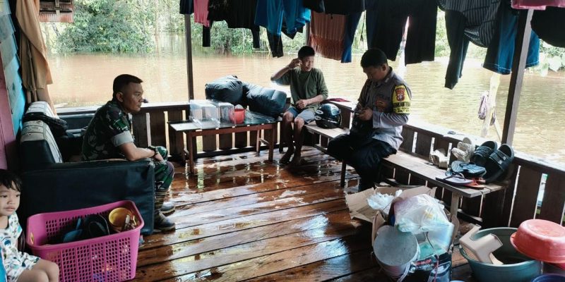 Bhabinkamtibmas Sei Gohong Pastikan Keamanan Warga di Tengah Luapan Air