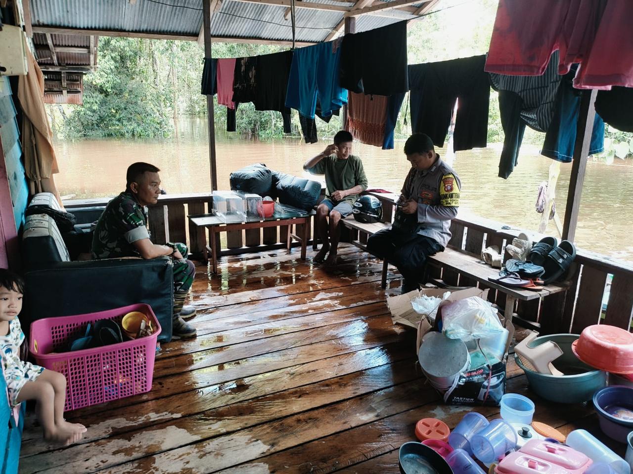 Bhabinkamtibmas Sei Gohong Pastikan Keamanan Warga di Tengah Luapan Air