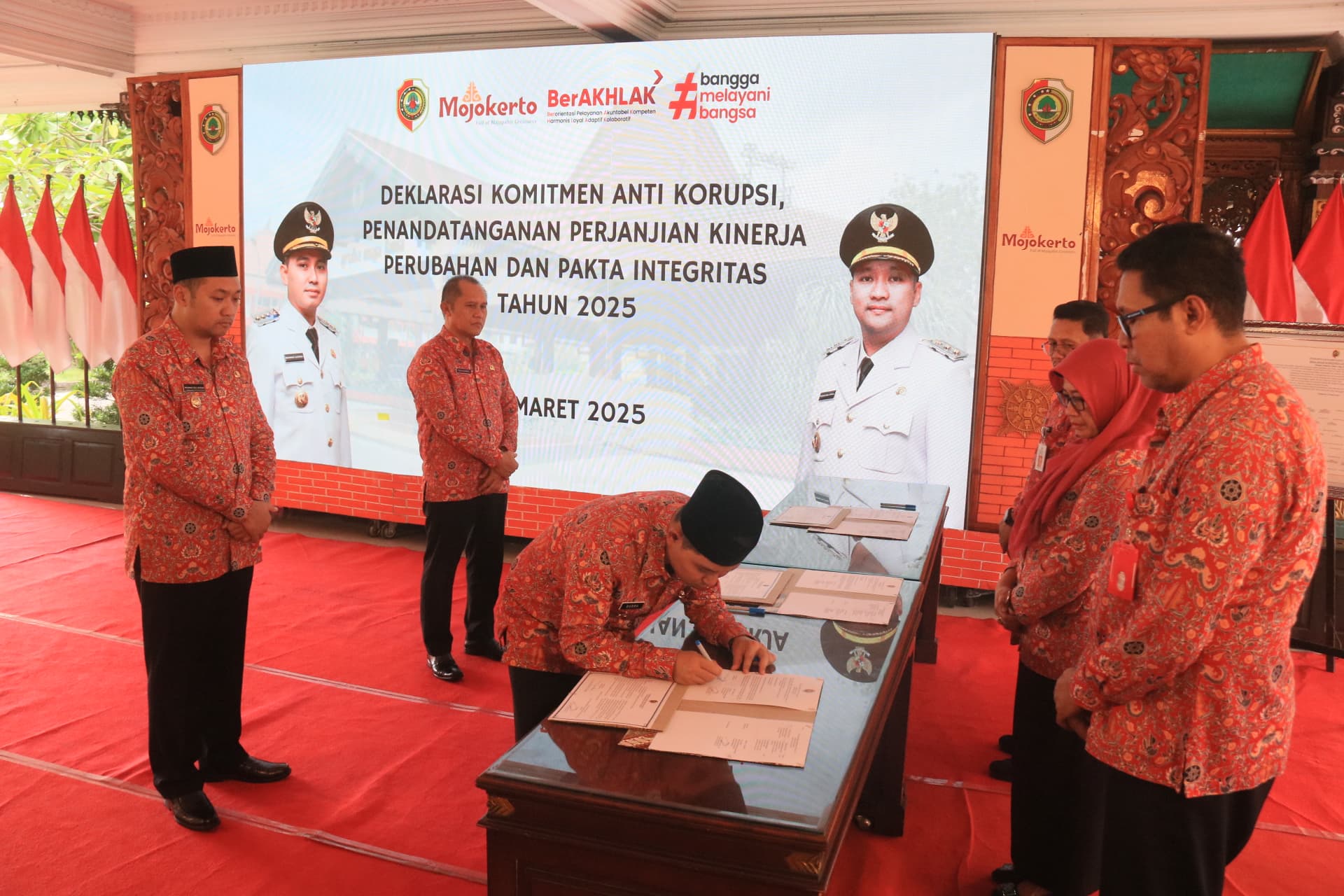 Wujudkan Tata Kelola Pemerintah Bersih dan Pelayanan Prima, Pemkab Mojokerto Gelar Penandatanganan Perjanjian Kinerja dan Pakta Integritas Perangkat Daerah