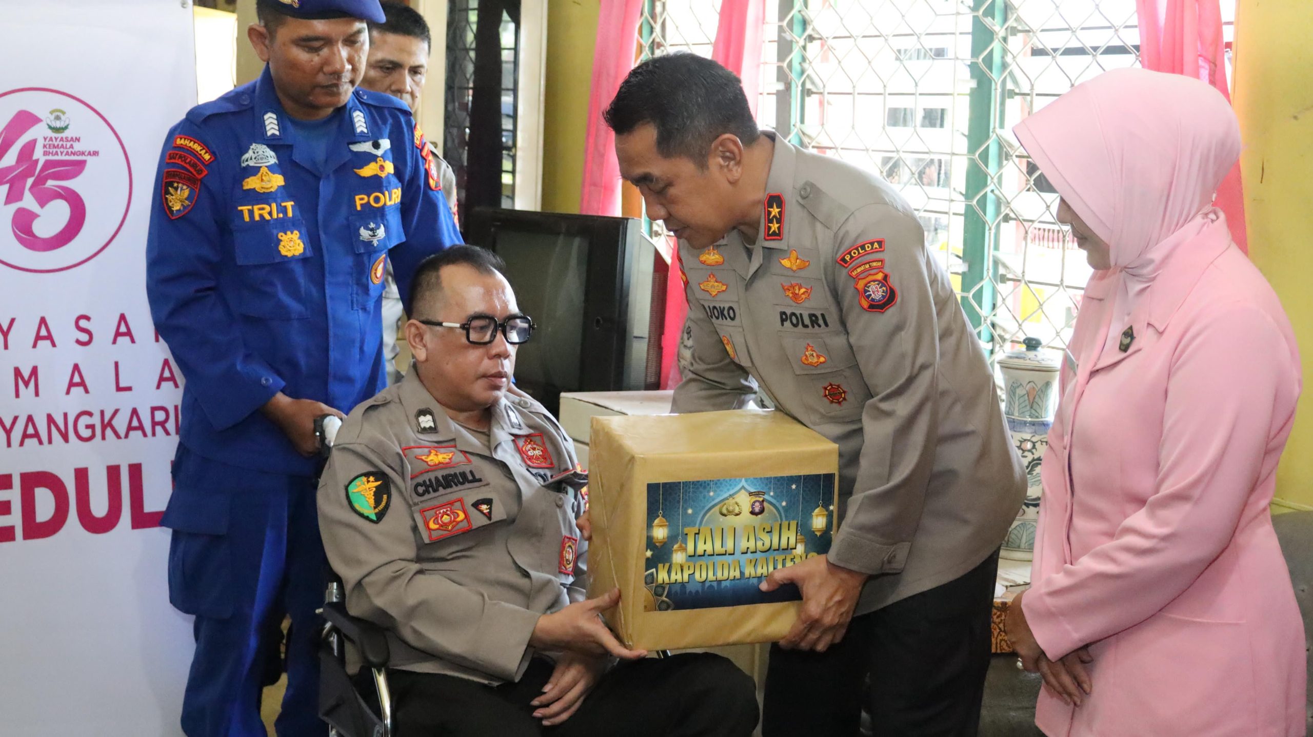 Wujud Kepedulian, Kapolda Kalteng Kunjungi Personel Polres Kapuas yang Sakit Menahun