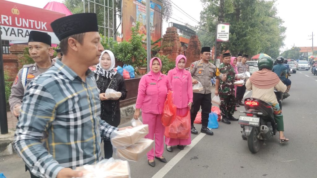 Anggota Polsek Prajuritkulon beserta anggota Bhayangkari lakukan pembagian takjil gratis untuk pengendara dan warga kota Mojokerto.