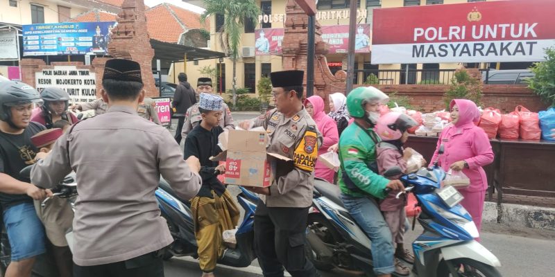 Jelang Buka Puasa, Polsek Prajuritkulon Berserta Anggota Bhayangkari Berbagi Takjil Gratis Untuk Masyarakat