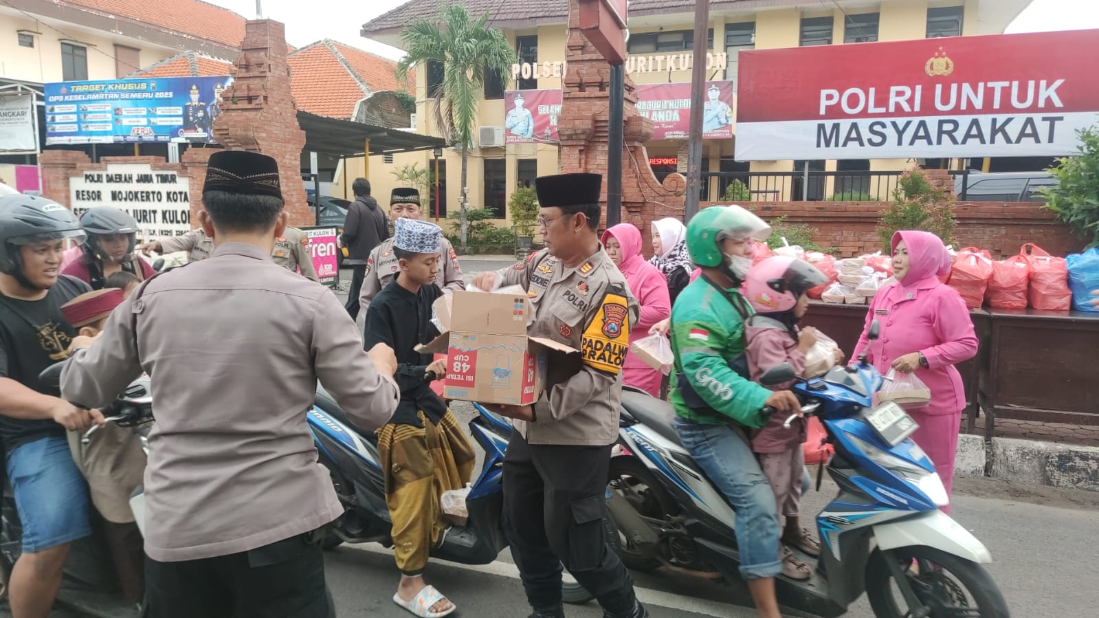 Jelang Buka Puasa, Polsek Prajuritkulon Berserta Anggota Bhayangkari Berbagi Takjil Gratis Untuk Masyarakat