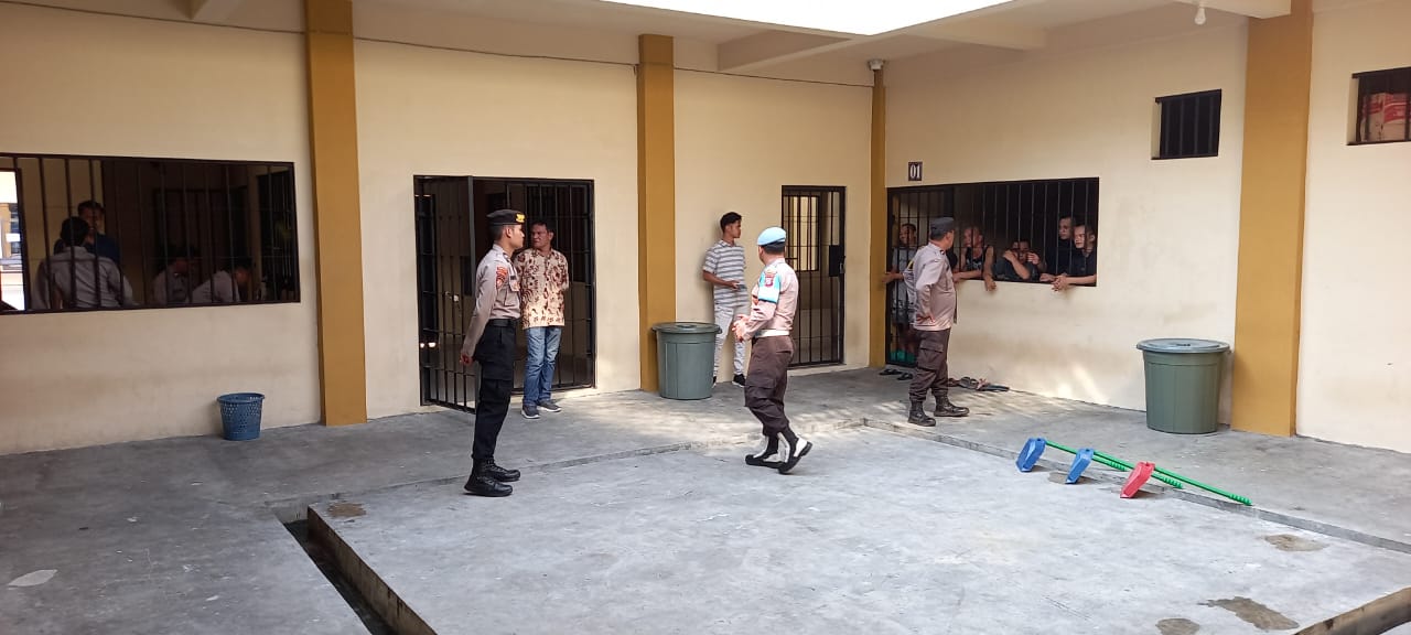 Personel Sattahti dan Piket Fungsi Polresta Palangka Raya Gelar Pengecekan Rutin Ruang Tahanan