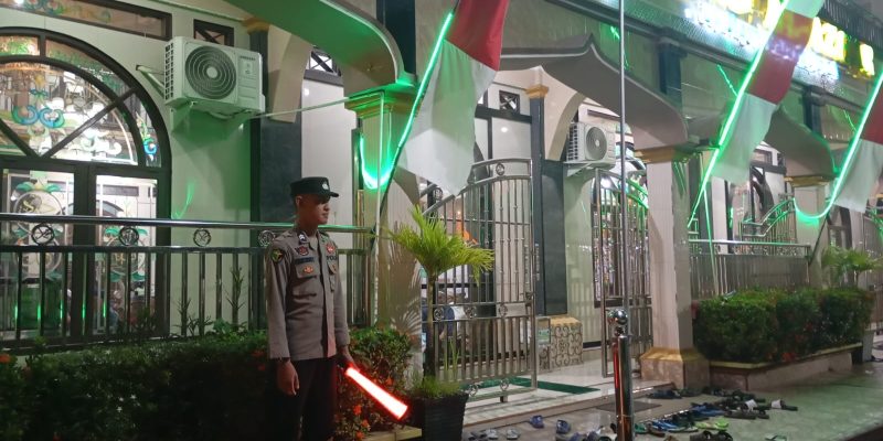 Polresta Palangka Raya Jaga Keamanan Ibadah Tarawih di Masjid Al-Azhar