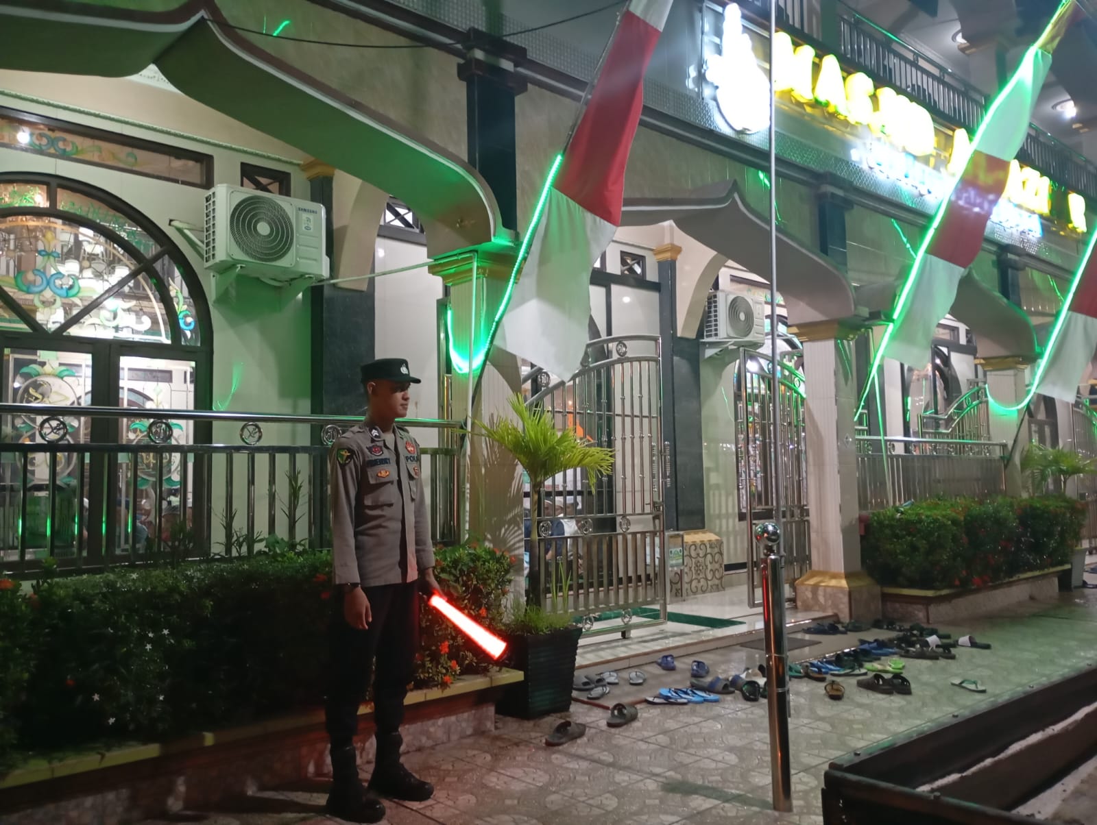 Polresta Palangka Raya Jaga Keamanan Ibadah Tarawih di Masjid Al-Azhar