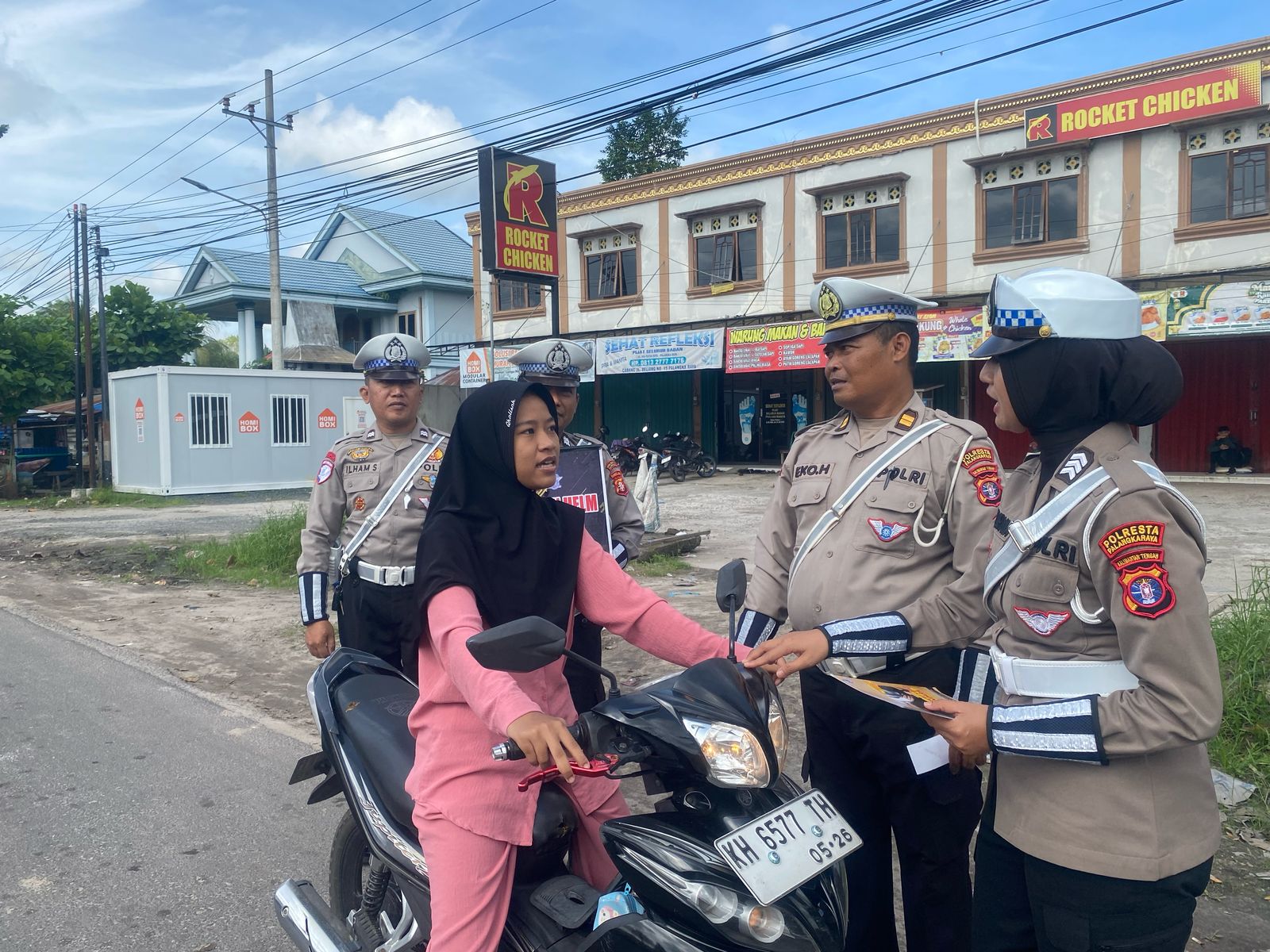 Gelar Dikmas Lantas, Unit Kamsel Satlantas Polresta Palangka Raya Ajak Pengendara Tertib Berlalu Lintas
