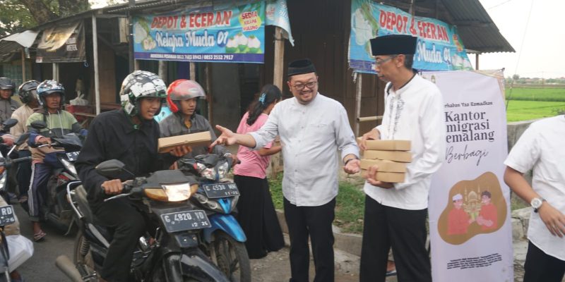 Kantor Imigrasi Pemalang Bagi Takjil dan Santuni Anak Yatim Piatu