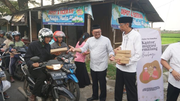Kantor Imigrasi Pemalang Bagi Takjil dan Santuni Anak Yatim Piatu