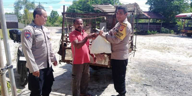 Maknai Ramadan, Kapolsek Sabangau Serahkan Paket Sembako ke Warga Kurang Mampu