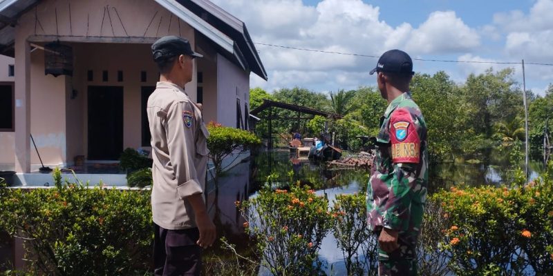 Polsek Sabangau Hadir ke Tengah Warga Terdampak Banjir di Kalampangan