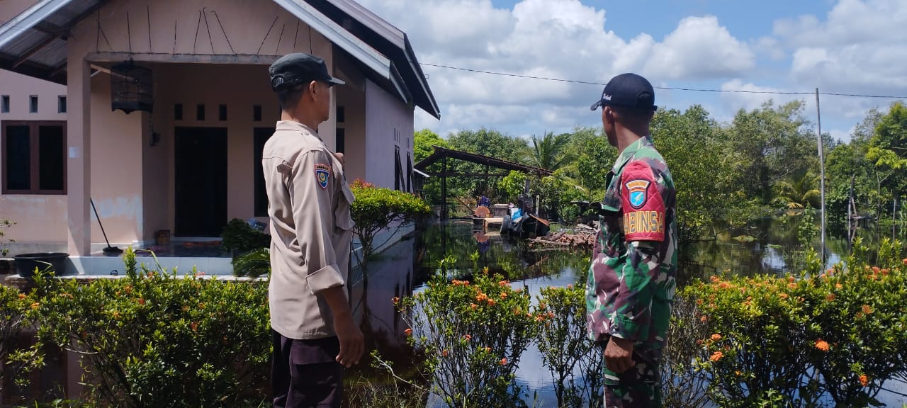 Polsek Sabangau Hadir ke Tengah Warga Terdampak Banjir di Kalampangan