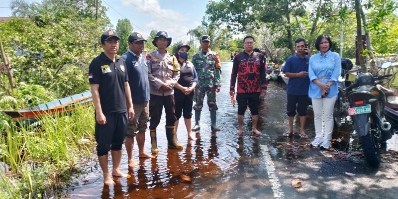 Bersinergi, Bhabinkamtibmas Petuk Katimpun Cek Genangan Air dengan Unsur Pemerintahan