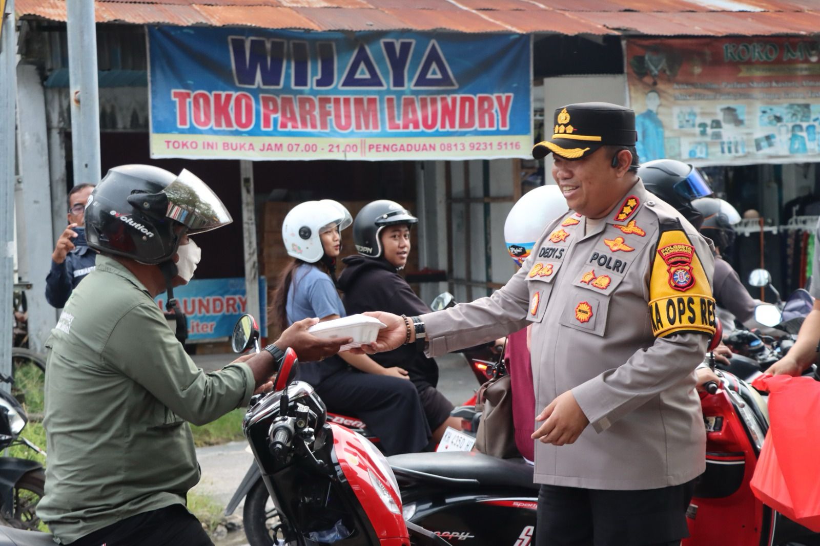 Kapolresta Hadir untuk Bagikan Takjil kepada Masyarakat Kota Cantik Palangka Raya