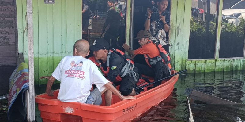 Tim BPBD Kota Palangka Raya Evakuasi Warga Lansia yang Rumahnya Terendam Air