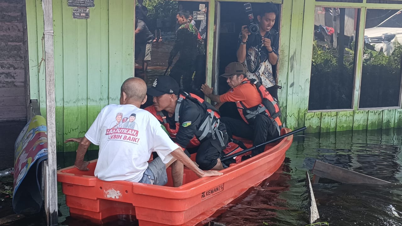 Tim BPBD Kota Palangka Raya Evakuasi Warga Lansia yang Rumahnya Terendam Air