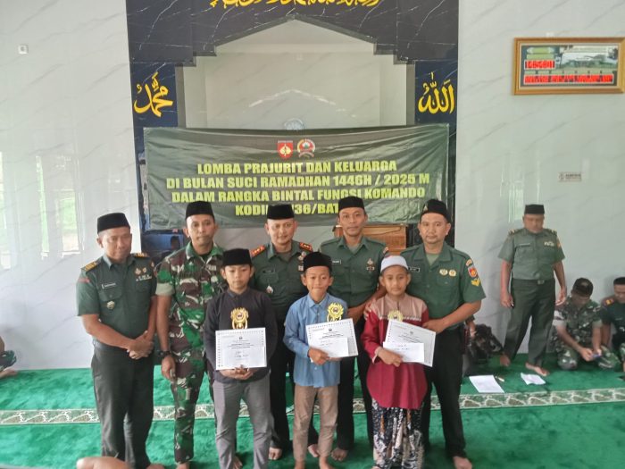 Dandim Batang Serahkan Piala dan Sertifikat Pemenang Lomba  Untuk Anak Prajurit