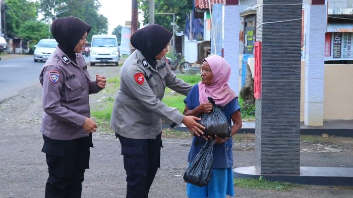 Para Srikandi Polres Pekalongan Bagikan Sembako Kepada Warga Kurang Mampu