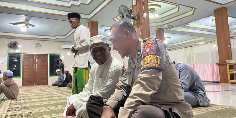 Sebagai Insan Beragama, Polsek Bukit Batu Laksanakan Sholat Isya dan Tarawih di Masjid Al-Taqwa